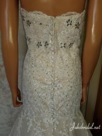 bride chose covered buttons over zipper