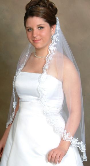 Wedding veil with lace edge