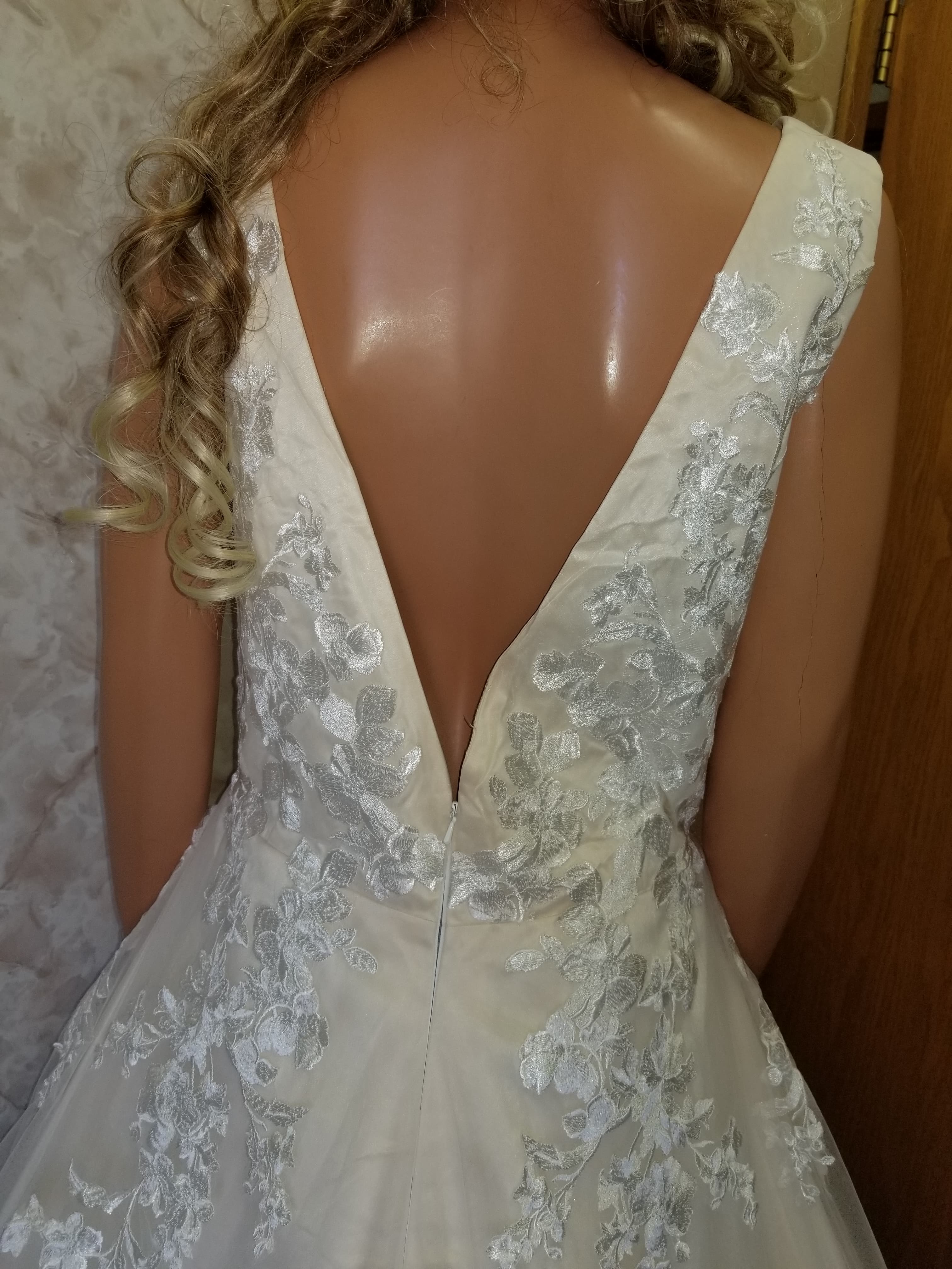 Backless Wedding Dress | Open back | Jaks Bridal