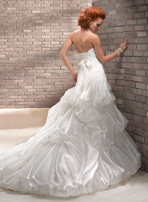 organza flange wedding gown