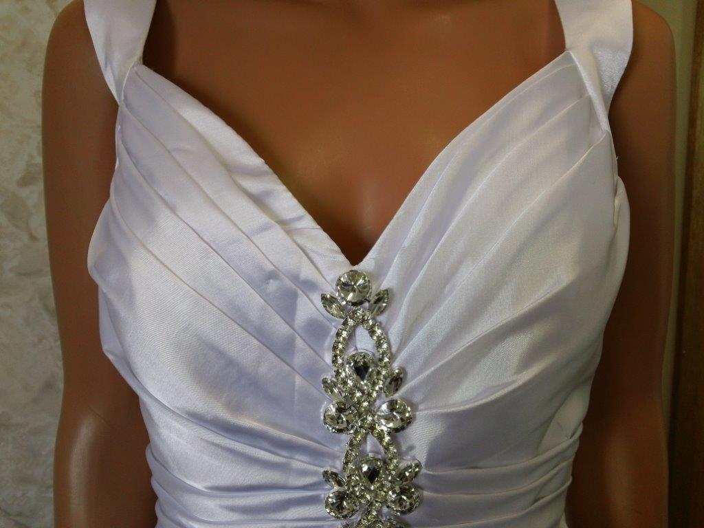 sweetheart wedding gown with bodice pin