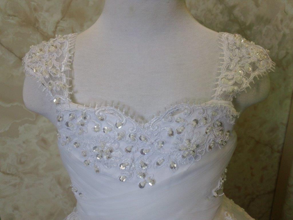 sweetheart neckline with cap sleeves