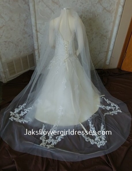 wedding veil with train on a comb