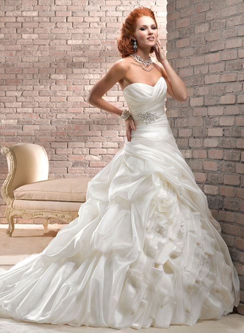 organza flange wedding gown