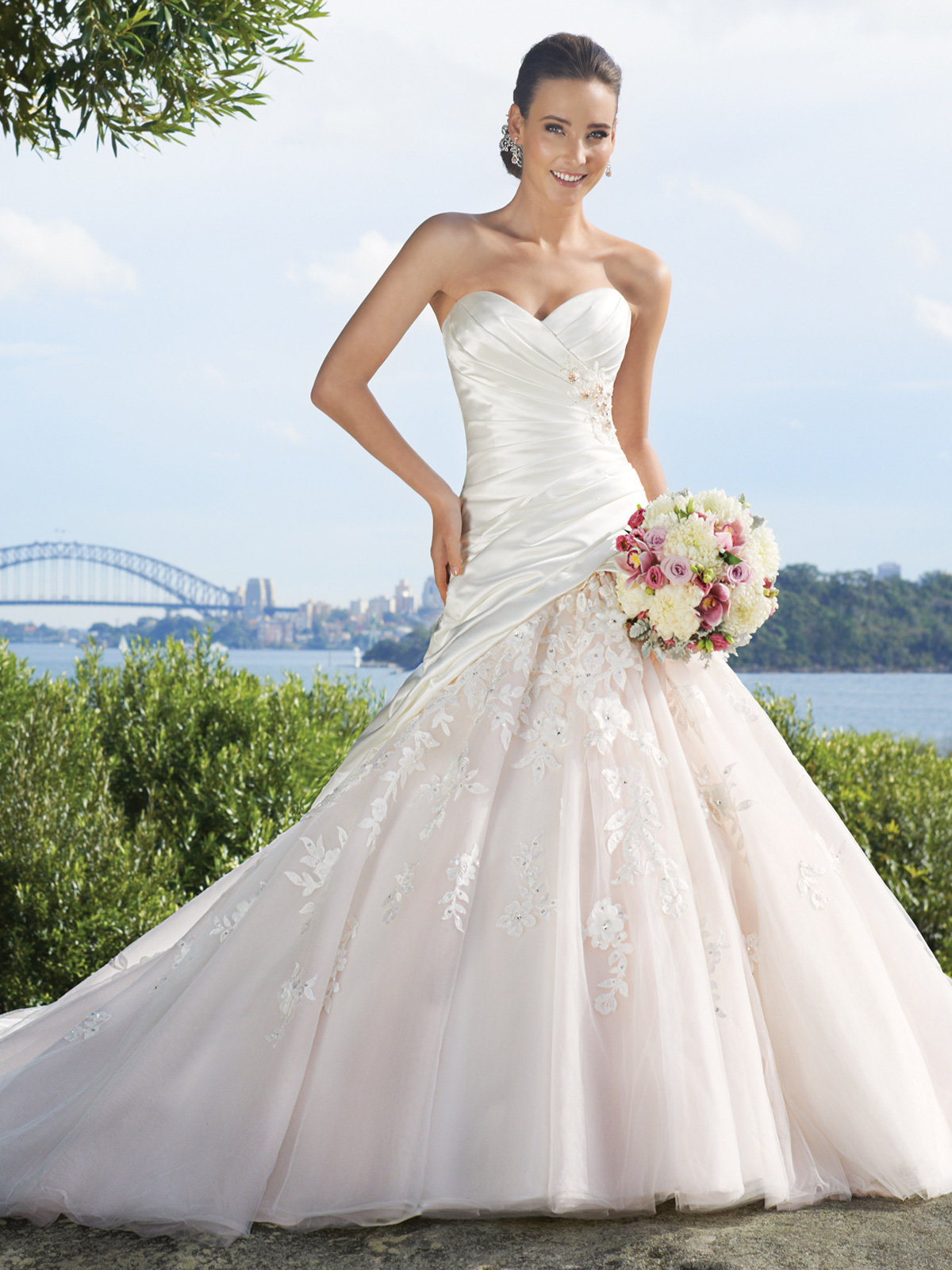 Sweetheart wedding dress with lace motifs