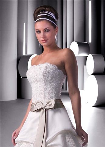 scalloped lace bodice accented with a bow