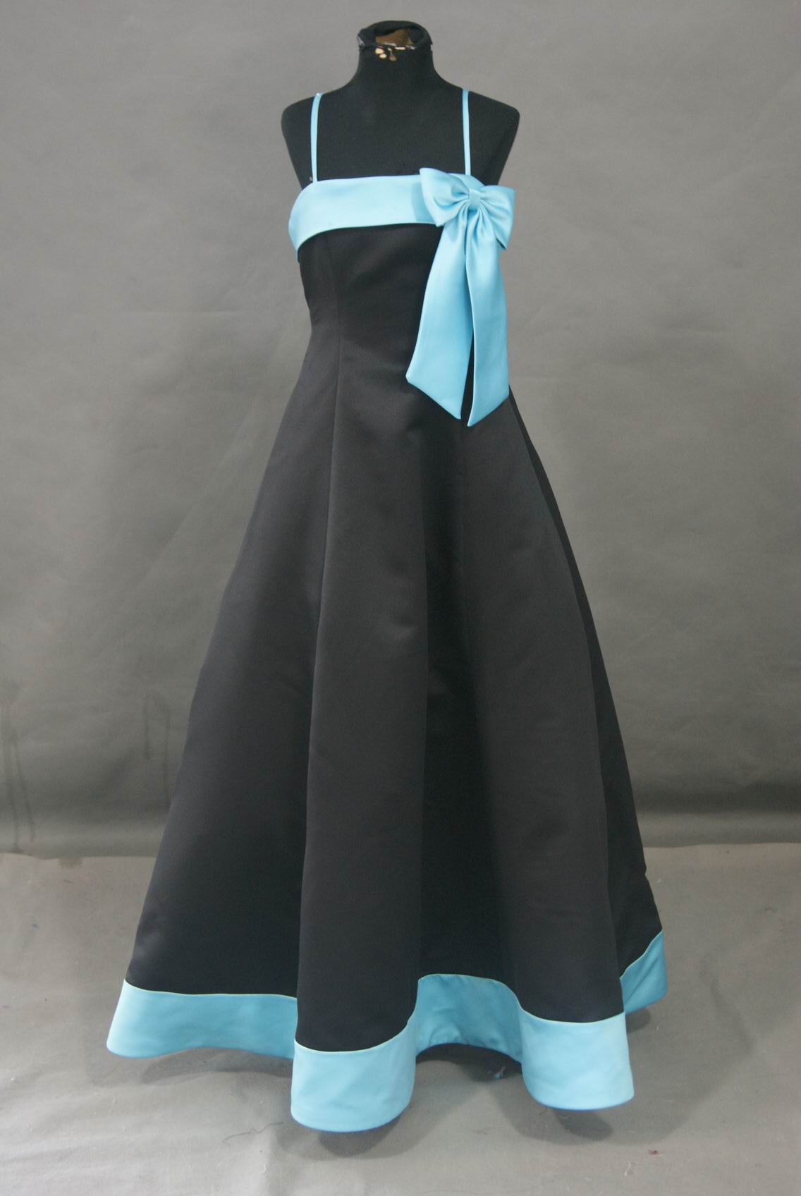 black bridesmaid dresses with pool blue