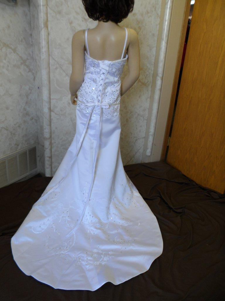 Style Mermaid Strapped Beading Appliqu Satin  Wedding Gown. 