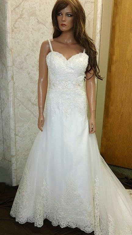 Lace sweetheart wedding gown